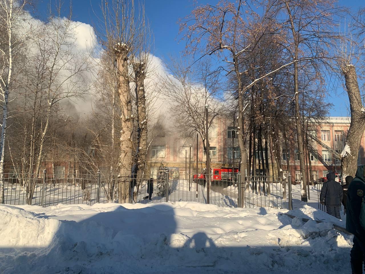 Фото В Новосибирске появились кадры пожара в педагогическом колледже на Линейной 2 - Сиб.ФМ Фото В Новосибирске появились кадры пожара в педагогическом колледже на Линейной 2